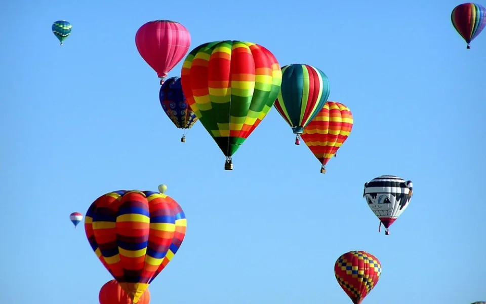 Nebe nad Bouzovem je plné horkovzdušných balonů
