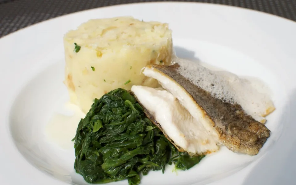 Filet ze pstruha, máslová omáčka s kmínem, špenát a šťouchané brambory