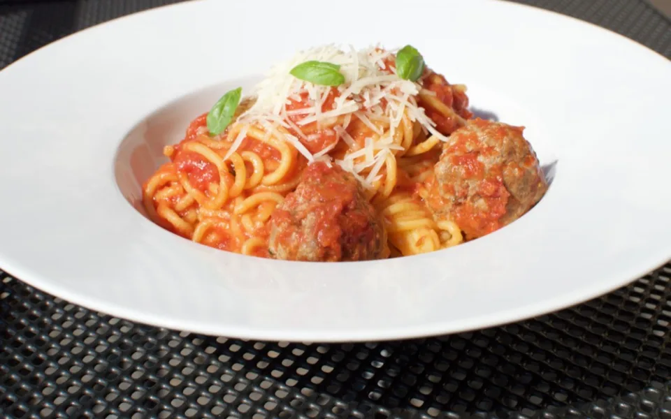 Spaghetti s masovými koulemi a parmazánem