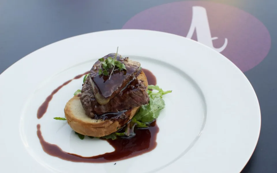 Hovězí steak "Rossini", rukola, vinná omáčka