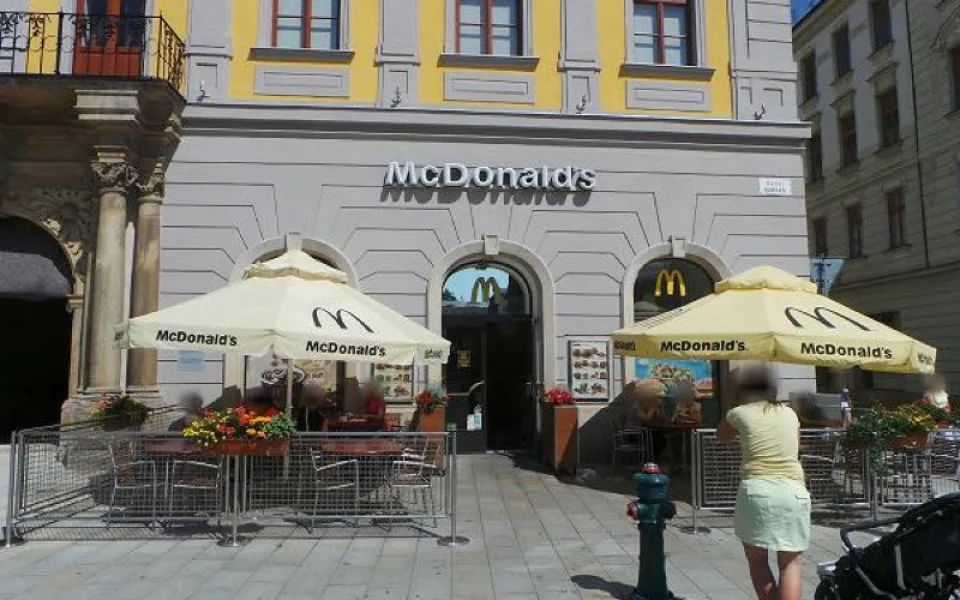 McDonald's na Horním náměstí po letech končí, prostory Salmova paláce jsou v nabídce realitek