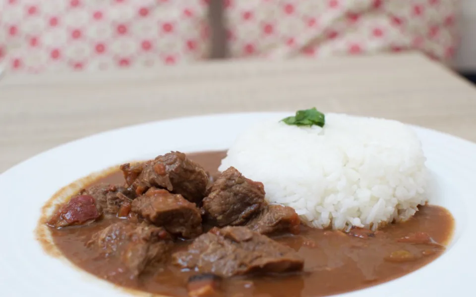 Aromatické hovězí s čokoládou, chilli a jasmínovou rýží