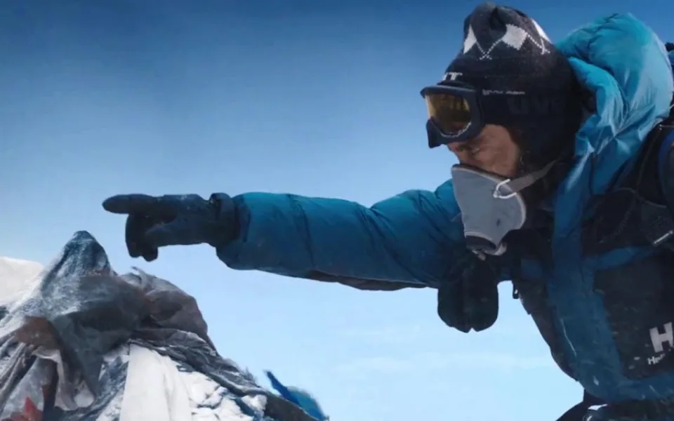 Recenze: Stát na vrcholu Everestu je fajn, nejdůležitejší je ale dostat se dolů...
