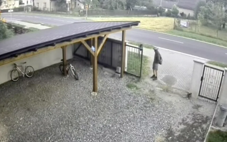 Video: Krádež kola v přímém přenosu, policie žádá o pomoc veřejnost při identifikaci pachatele