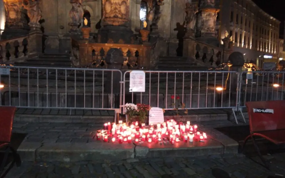 Pray from Olomouc. Pro Paříž dnes na Horním náměstí hořely desítky svíček
