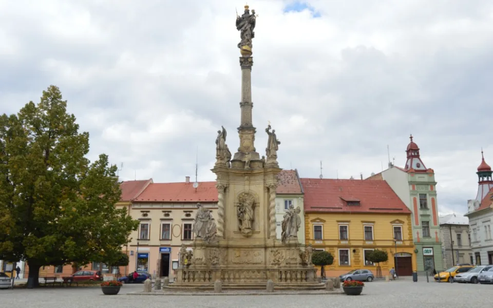 V anketě o největší div kraje vede Mariánský sloup v Uničově, pořadí ale ještě můžete změnit