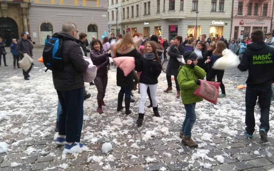Video: Na Horním náměstí dnes sněžilo, odehrála se tam urputná polštářová bitva