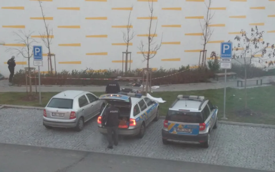 Na lavičce v parčíku za hotelem Clarion bylo nalezeno tělo ženy bez známek života