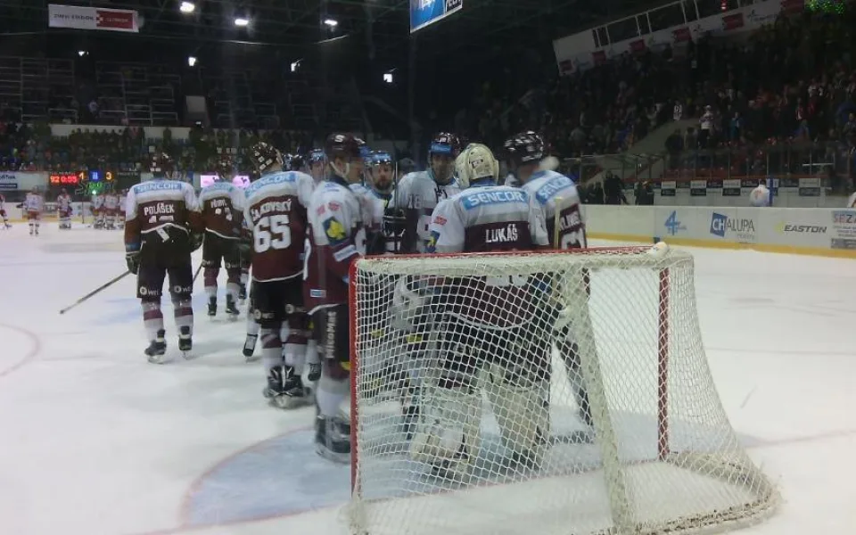 Report a video: Famózní Kohouti vypráskali Spartu
