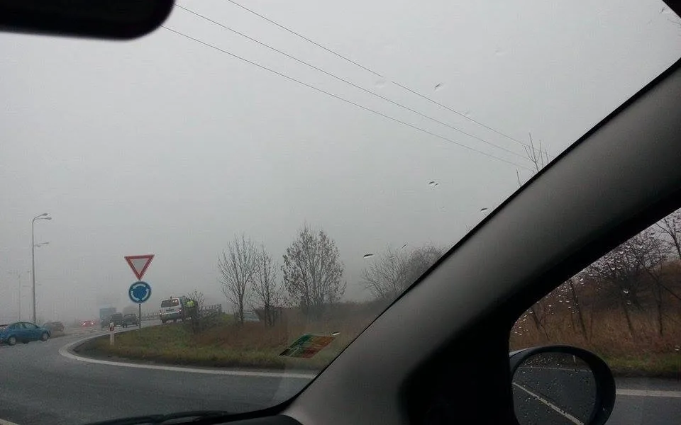 #drbnohled od Týny: Na kruháči u Globusu sjelo auto do příkopu, hrozí dopravní komplikace