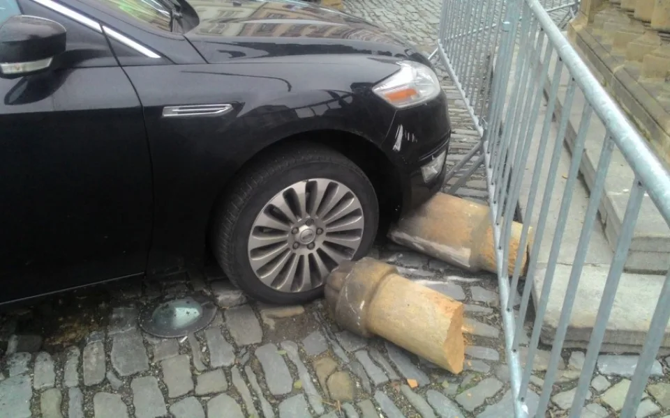 Dnes ráno byl na Dolním náměstí poškozen Morový sloup, najelo do něj auto