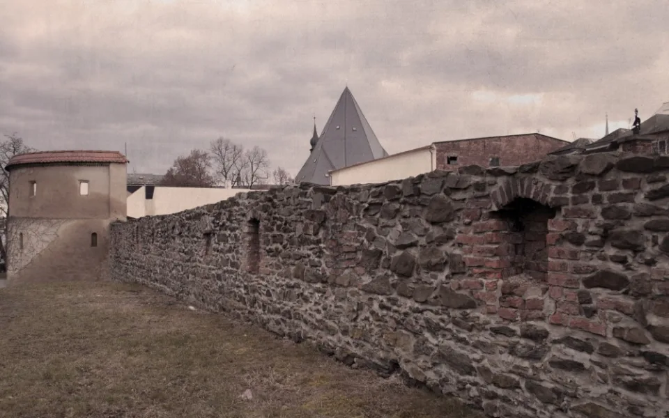 Drbna historička: Řekni, kde ty hradby jsou?