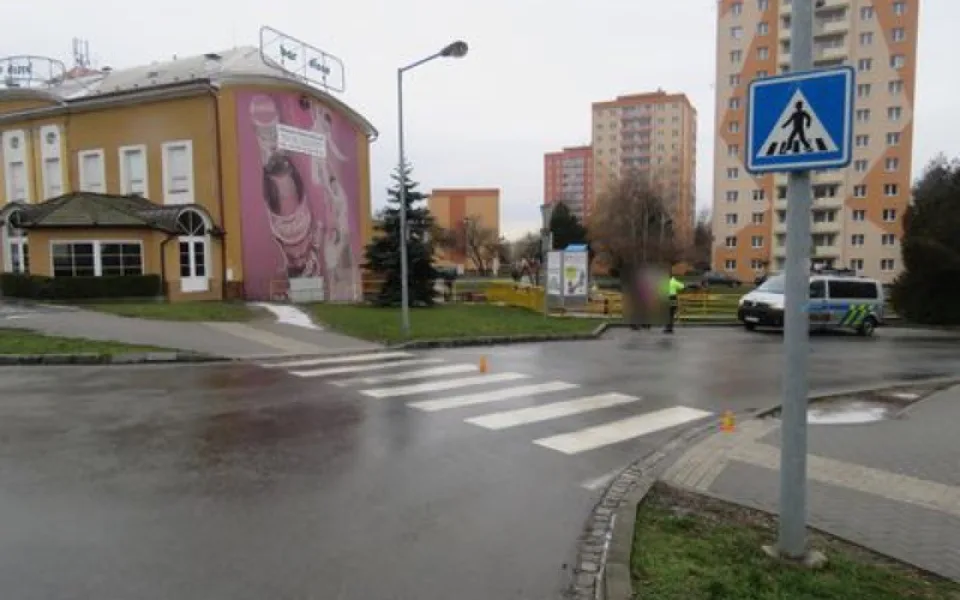 Žena srazila na přechodu školačku, policie ji hledá kvůli objasnění případu
