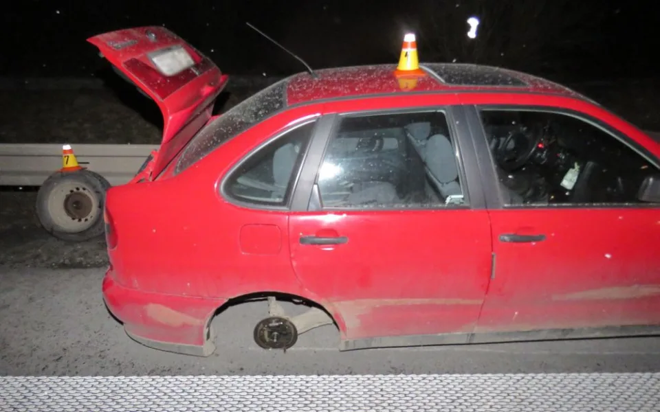 Žena havarovala se svým autem na dálnici, příčinou bylo pravděpodobně upadlé kolo