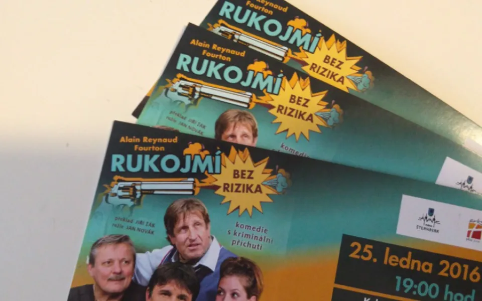 A tři lístky na divadelní představení Rukojmí bez rizika vyhrává ...