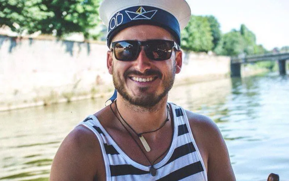 Přeplul oceán na historické plachetnici, teď brázdí vody s Ololodí – kapitán Šimon Pelikán