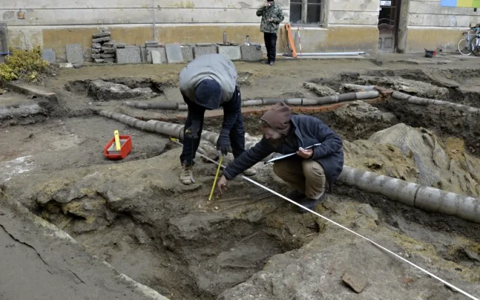Archeologové našli u filozofické fakulty 62 hrobů, některé pocházejí ze středověku