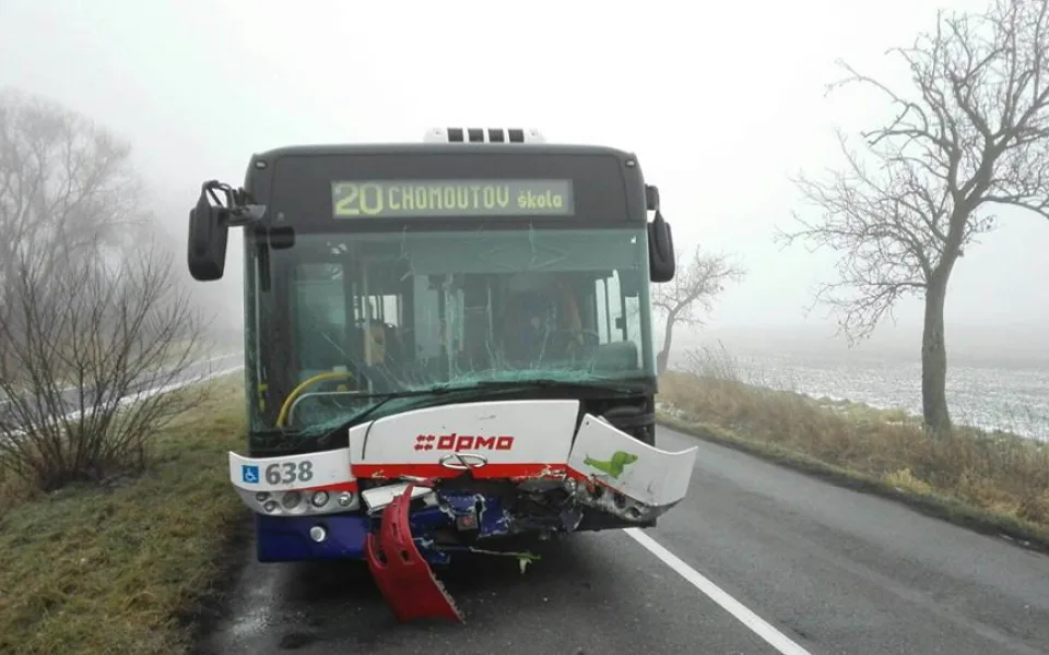 U Poděbrad se stala nehoda s těžkým zraněním, autobus se srazil se dvěma auty