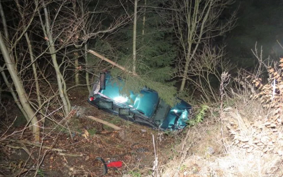 Řidička strhla řízení kvůli přebíhající zvěři, její auto se skutálelo ze strmého srázu