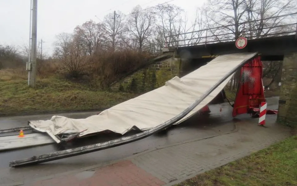 Utržená korba náklaďáku