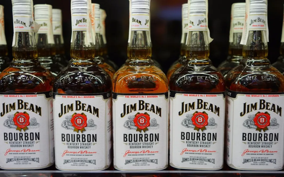 V olomouckém hypermarketu muž ukradl sedm lahví whisky, schoval si je pod bundu