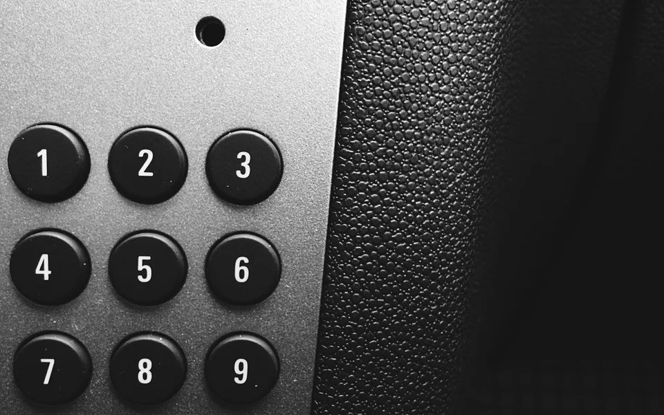 Seniorka si přes telefon sjednala úvěr, naletěla podvodníkovi a přišla o tisíce korun