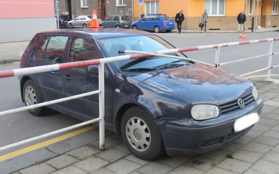 Při nehodě dvou aut skončilo jedno z nich zaklíněno v zábradlí u základní školy