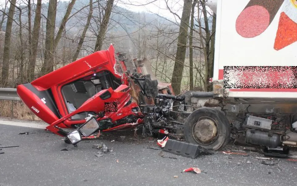 U Vyšehoří se stala hromadná dopravní nehoda, silnice je zcela neprůjezdná