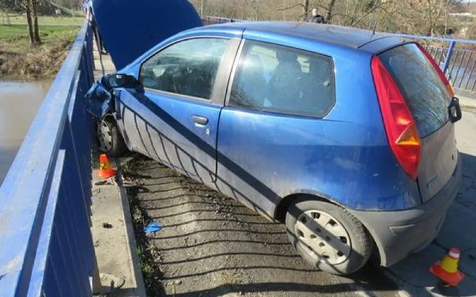 Namol opilý řidič nezvládl svoje auto, zastavil se o zábradlí mostu