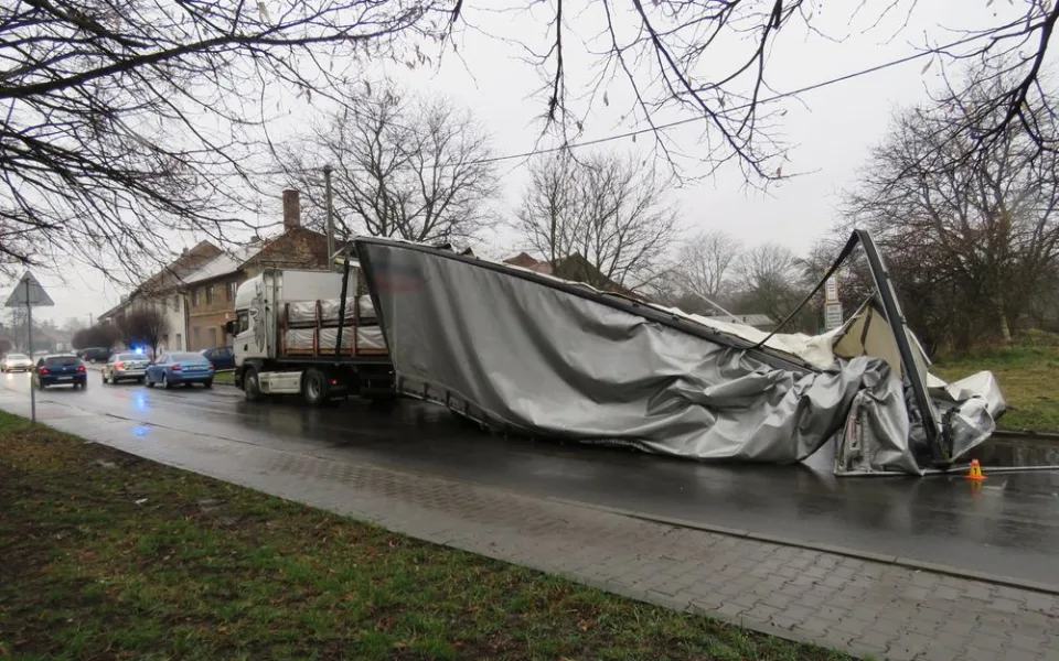 Řidič se se svým kamionem nevlezl pod železniční most