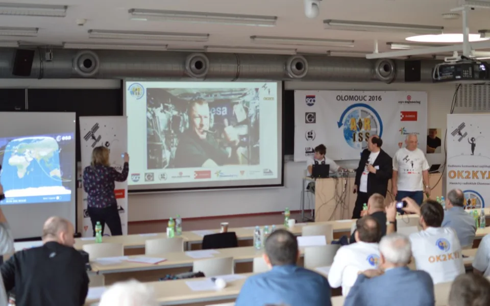 Olomoučtí studenti se živě spojili s vesmírnou stanicí ISS a vyzpovídali astronauta Tima Peaka