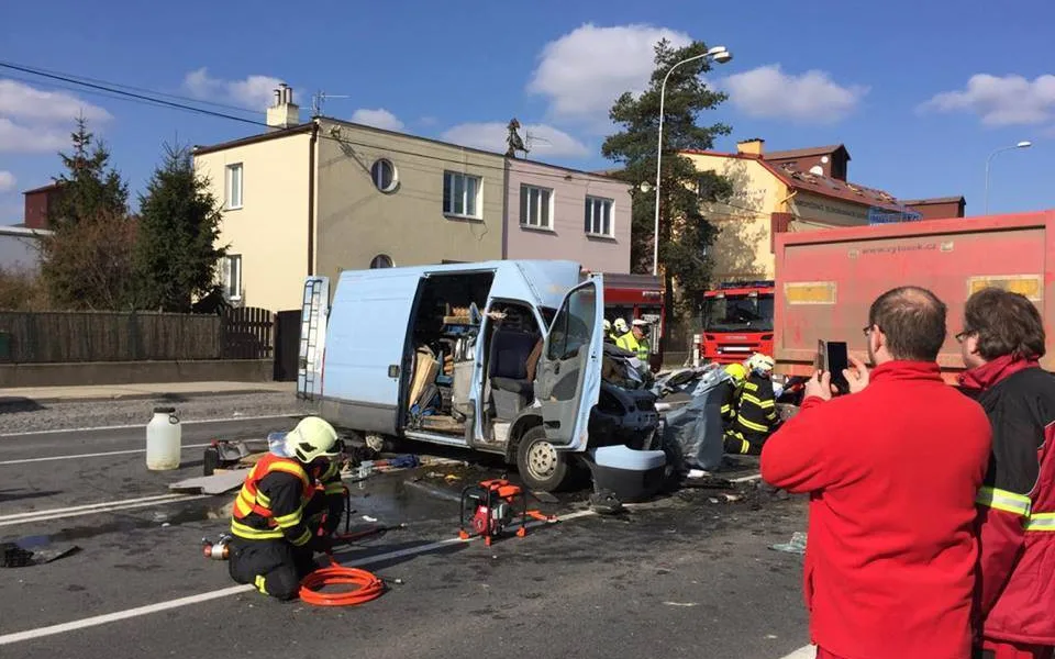 V Olomouci se střetl náklaďák s osobákem, hasiči vyprošťovali tři osoby