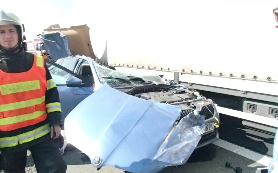 U Nemilan došlo ke smrtelné dopravní nehodě, řidič s osobním autem narazil do stojícího náklaďáku