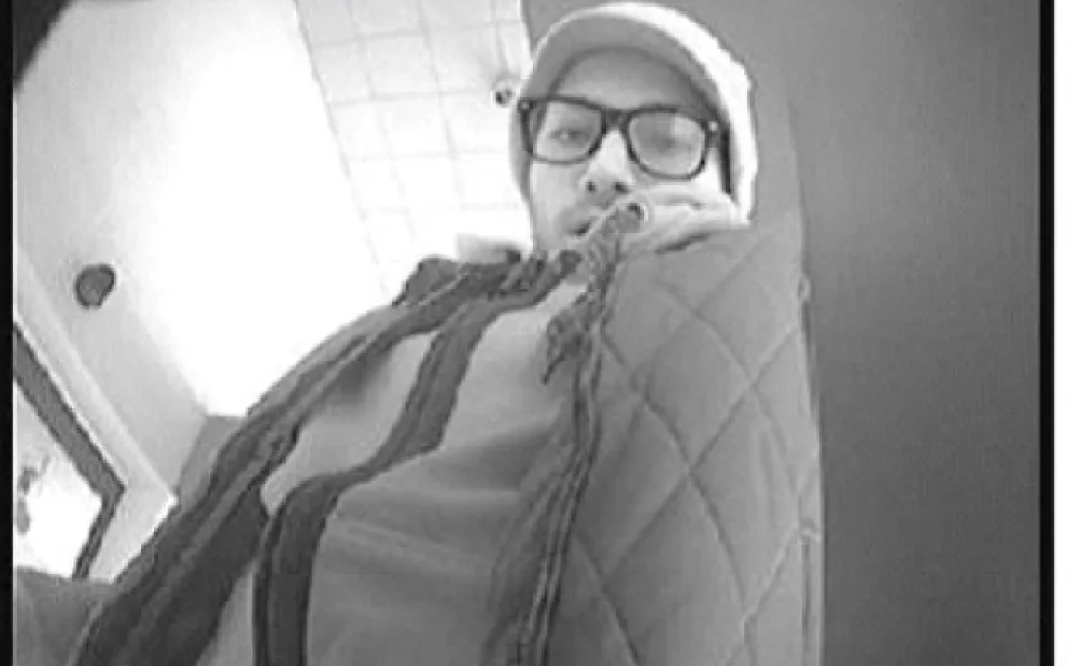 Policie pátrá po muži, který okradl v olomouckém květinářství seniorku. Nepoznáte ho?