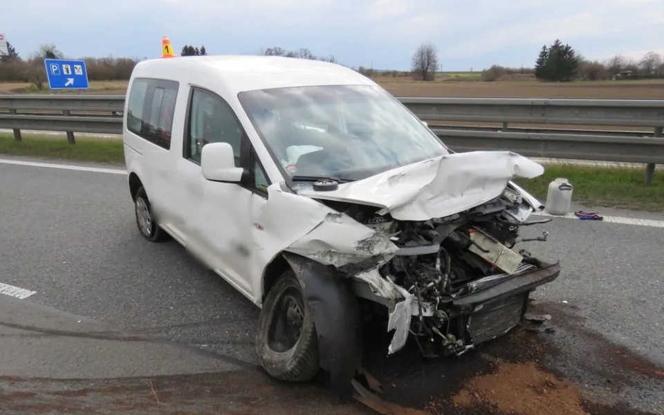 Řidič na D46 příliš spěchal, v rychlosti nezvládl zatáčku a zastavil se o svodidla