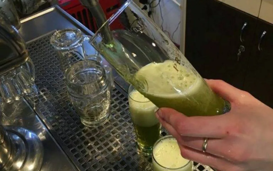Ideální jídlo pro dnešní den? Špenát, hrách nebo zelí, k tomu zelené pivo