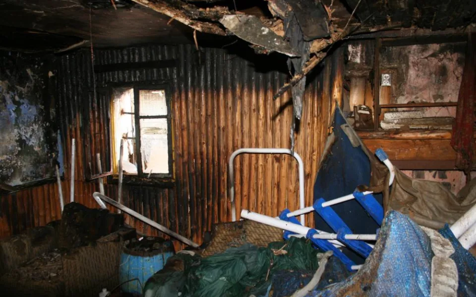 FOTO: Uzení v Cholině skončilo požárem celé dřevěné kůlny