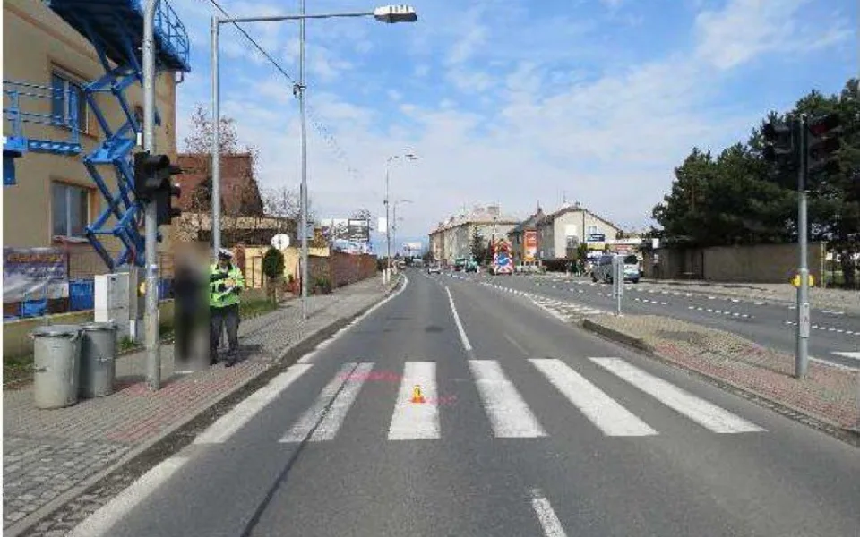 Řidič jel na červenou a málem přejel chodkyni na přechodu. Policie hledá svědky