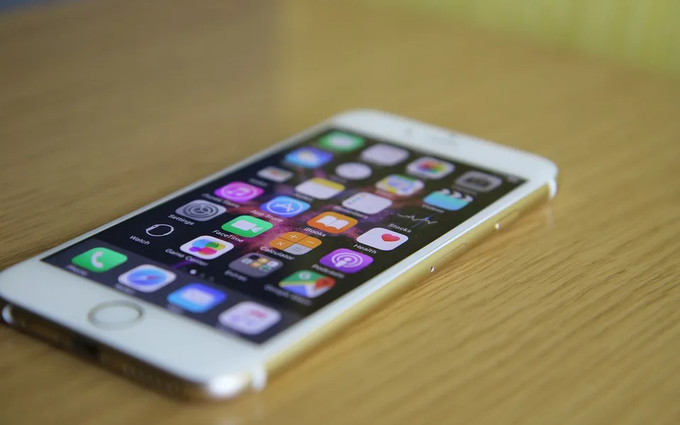Muž si koupil přes internetový bazar IPhone 6S, telefonu ani peněz se už nedočkal