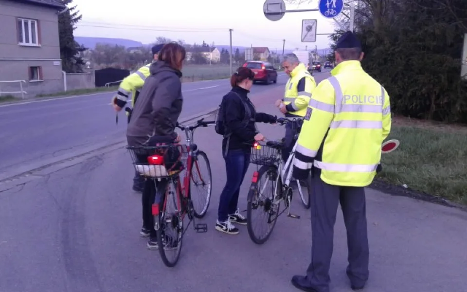 Policie se ve čtvrtek zaměřila na cyklisty, kontrolovala vybavenost kola i reflexní prvky