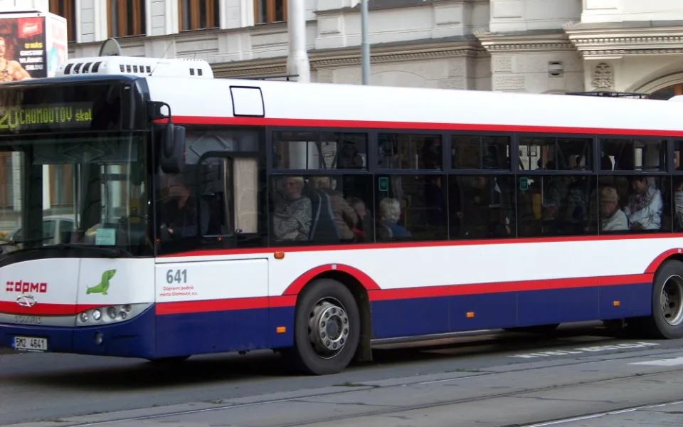Cyklista dal pěstí řidiči autobusu, protože stál na křižovatce na přechodu pro chodce