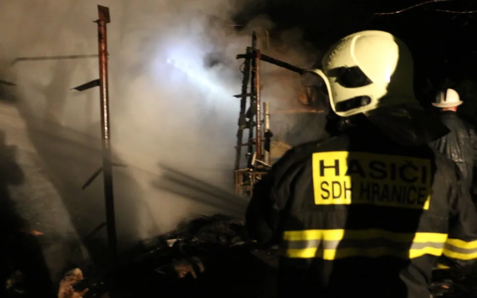 VIDEO: V Miloticích hořel statek, požár hasiči likvidovali několik hodin