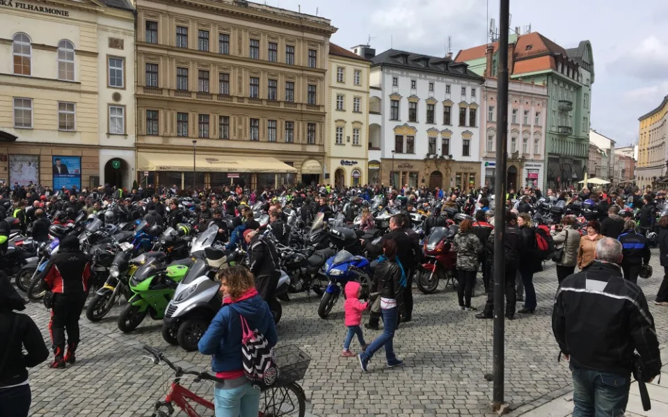 FOTO, VIDEO: Horní náměstí zaplavily stovky motorek, motorkáři započali sezónu