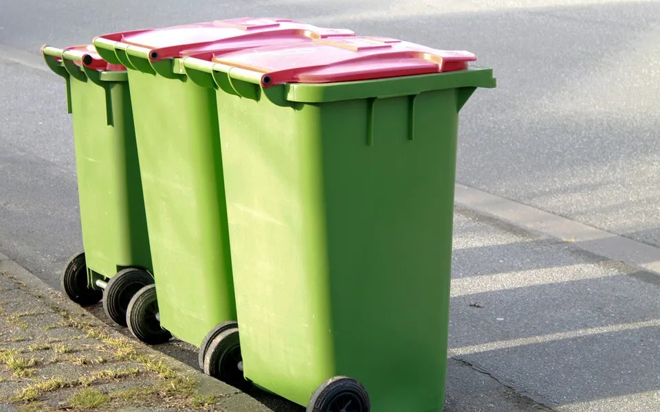 Zloděj ukradl během jednoho večera až 22 popelnic, hrozí mu dva roky vězení