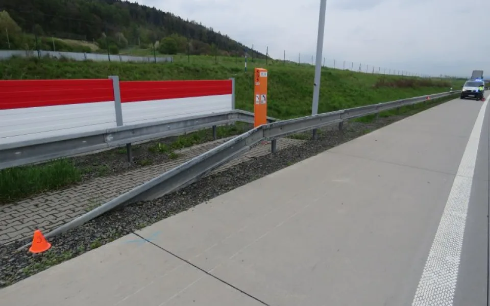 Hledají se svědci nehody, kdy řidič na dálnici narazil svým autem do ocelových svodidel a ujel