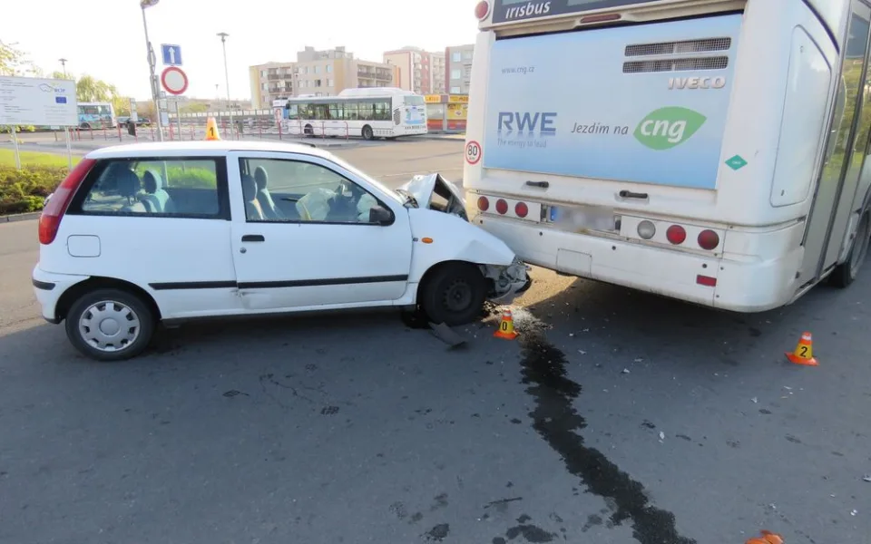 Nepozorná řidička manipulovala za jízdy se stínítkem, narazila do stojícího autobusu