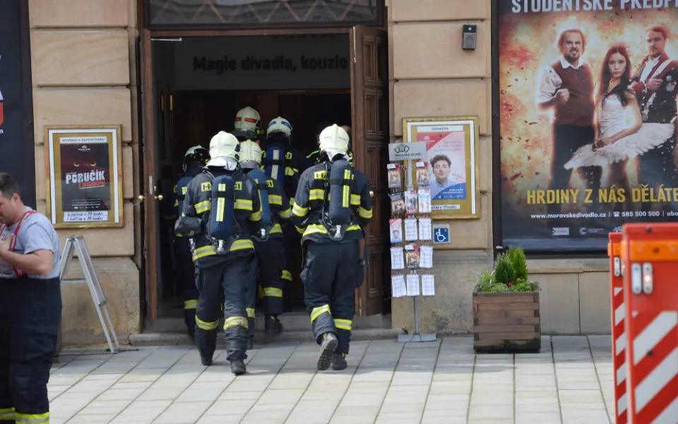FOTO: Hasiči si dnes dopoledne nacvičovali v Moravském divadle evakuaci zaplněného hlediště