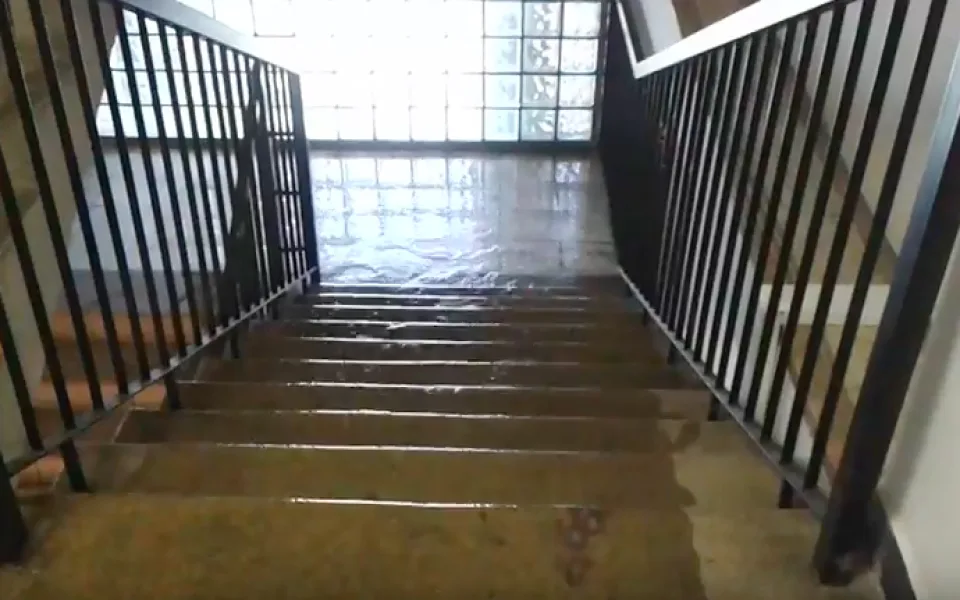 VIDEO: Vodopády vody ze schodů a vytopené byty. Sledujte videa obyvatel bytů pod vodojemem