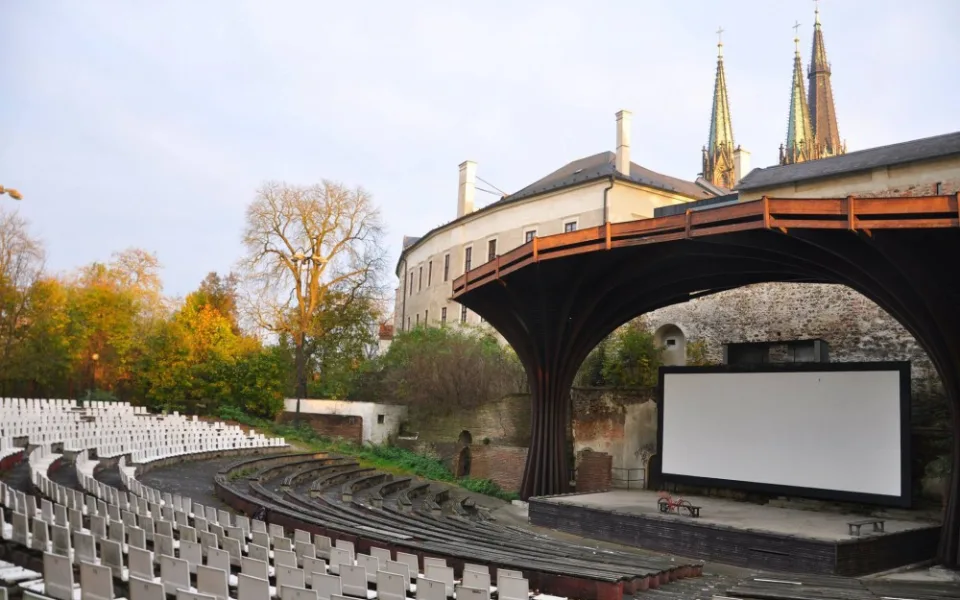 Letní kino má nového nájemce! Vznikne tam nové pódium s posezením i přírodní hřiště
