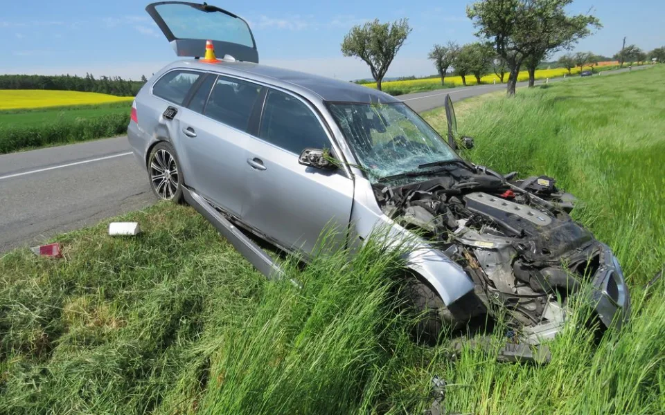 Řidič se vyhýbal přebíhající srně, se svým autem narazil do stromu